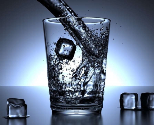 Wasser mit Eiswürfel